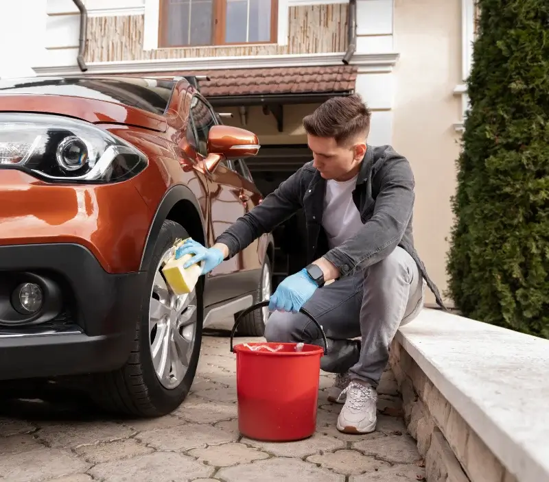 Lavage auto à domicile Fontrieu : professionnel intervenant sur un véhicule